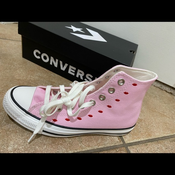 Limited edition pink Valentine’s Day converse with red embroidered hearts - Picture 4 of 5